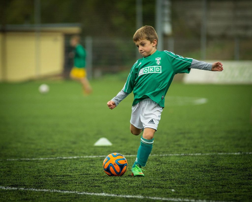 Spelers in actie tijdens een zaalvoetbal wedstrijd in Westland, een dynamische en snelle sport.